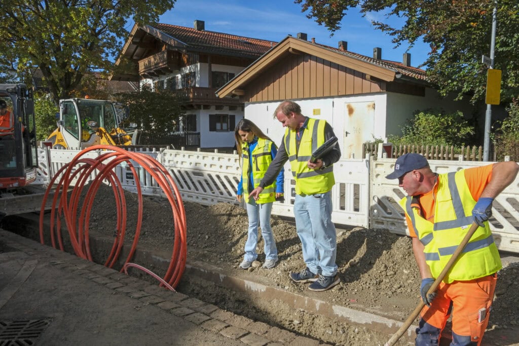 Bauleiter begutachten die ausgeführten Tiefbauarbeiten.