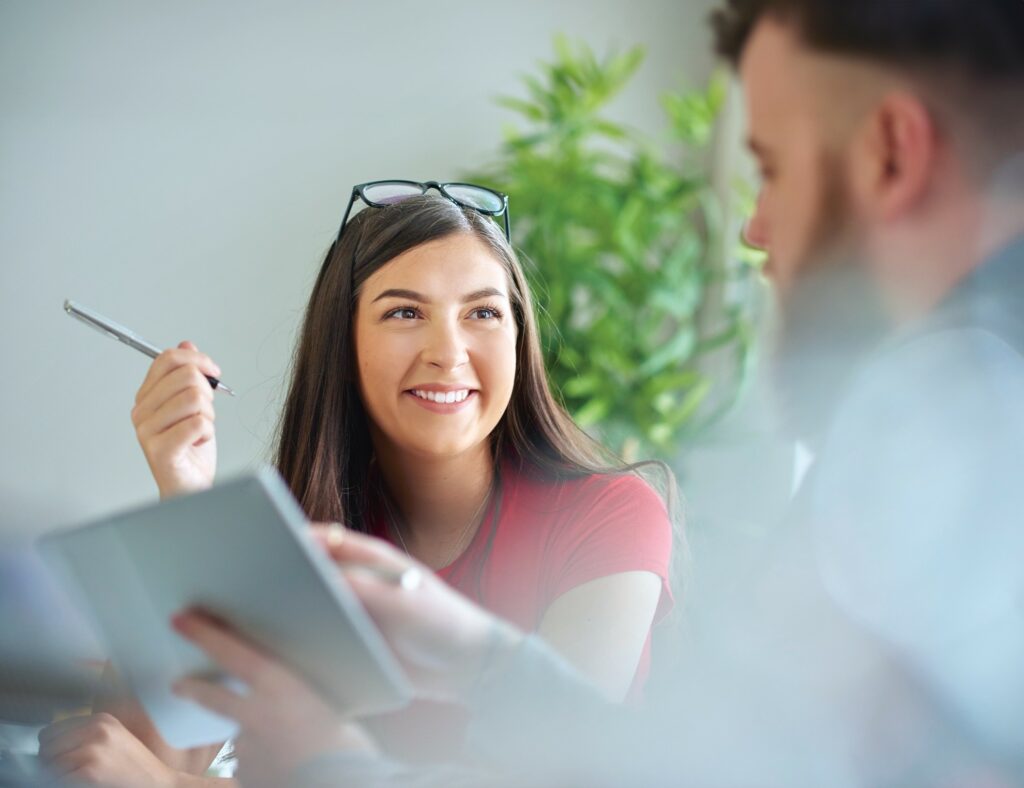 Persönliches Beratungsgespräch mit einem Vertriebsmitarbeiter der AVACOMM Systems zu Thema Glasfasertarife