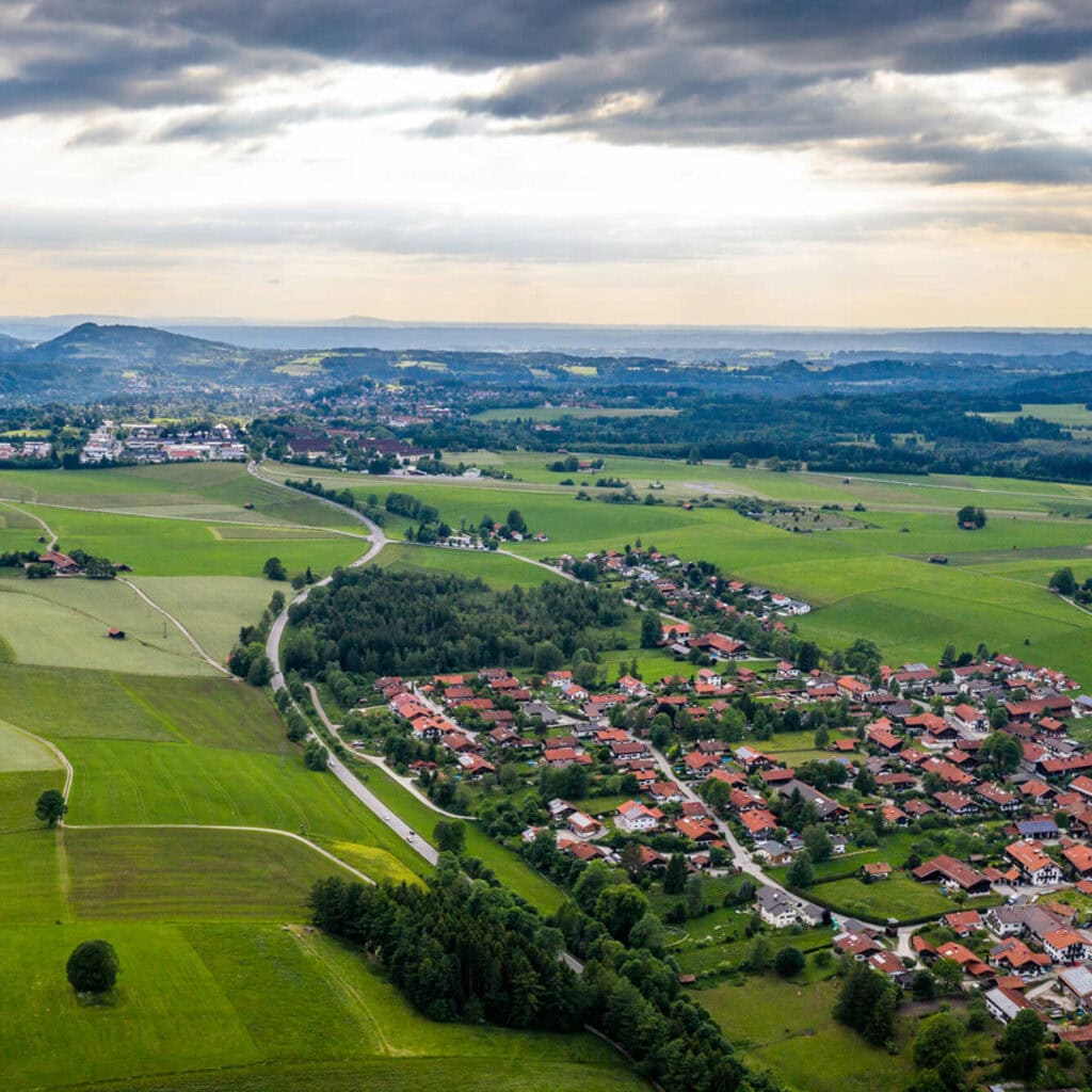 Luftaufnahme einer ländlichen Gemeinde in Oberbayern – modernes Glasfasernetz verbindet.