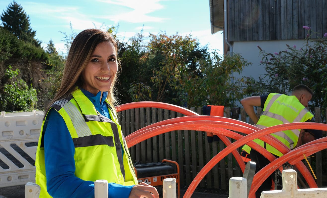Assistentin der Bauleitung auf einer Glasfaserbaustelle in Holzkirchen – AVACOMM treibt den Glasfaserausbau in der Region aktiv voran