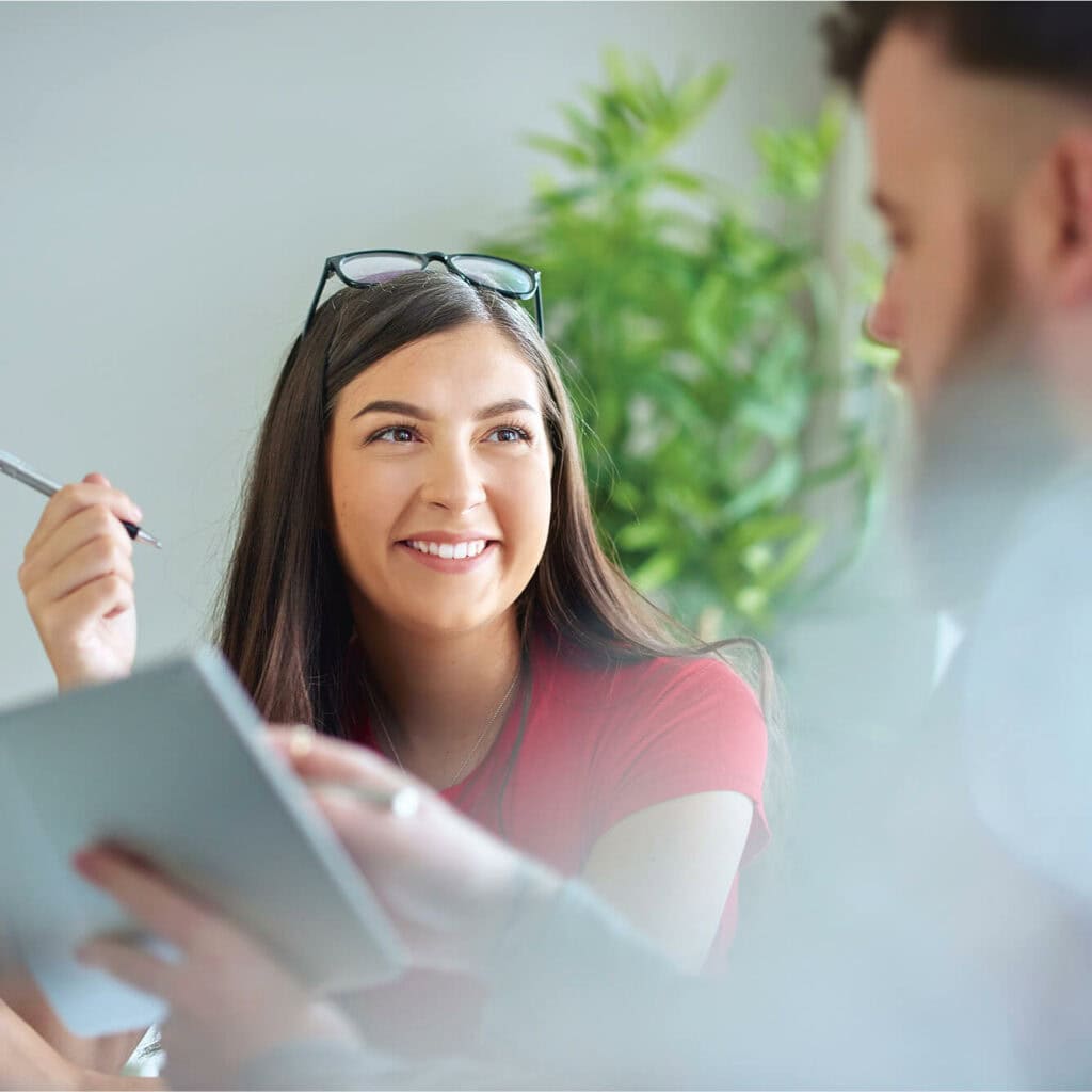 Kollegin bei der Projektbesprechung – AVACOMM steht für Beratung, Netzqualität und Glasfaser-Kompetenz