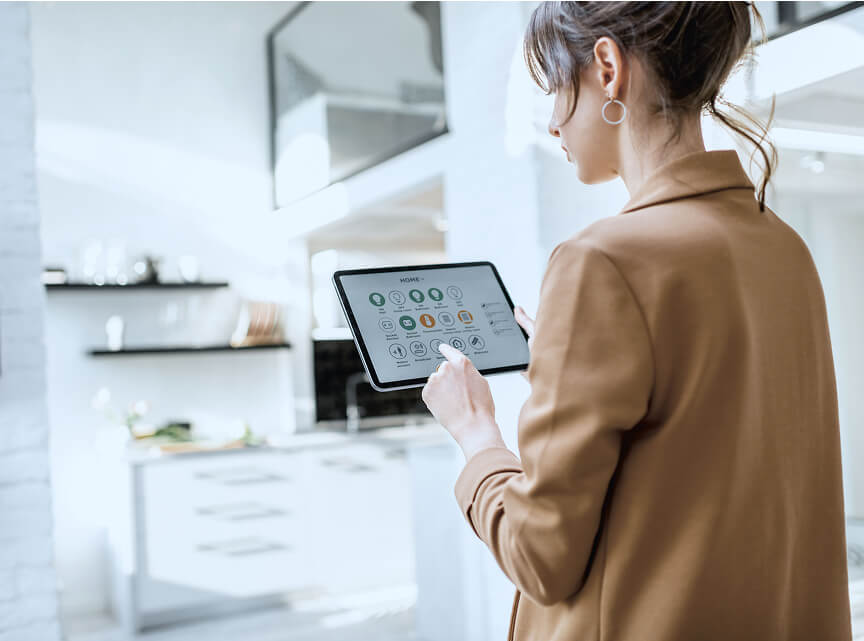 Smart Home Anwendung auf Tablet – Glasfaseranschluss für moderne Haushalte in Holzkirchen von AVACOMM