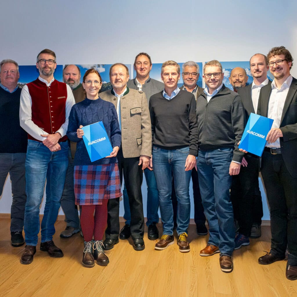 Ludwig Entfellner, Bürgermeister Unterwössen, Stefan Kattari, Bürgermeister Grassau Josef Loferer, Bürgermeister Schleching Martina Gaukler, Bürgermeister Staudach-Egerndach Herbert Strauch, Bürgermeister Übersee Andreas Scheck, Bürgermeister Marquartstein Walter Ruland, Breitband Beratung Bayern Matthias Schlechter, Bürgermeister Reit im Winkl Franz Hutter, Breitband Beratung Bayern, Christian Gallitscher, Johannes Gallitscher, Helmut Gallitscher, alle AVACOMM Systems (von links nach rechts)