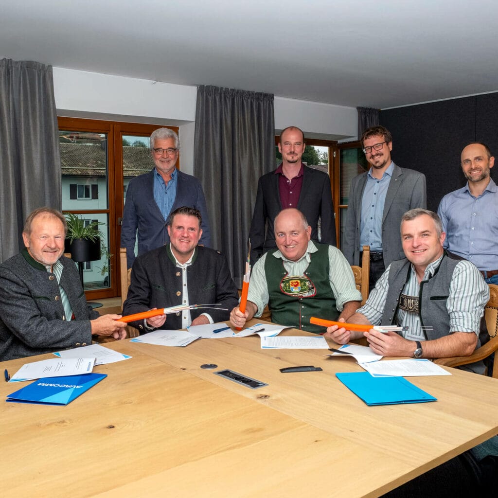Offizieller Glasfaser-Vertragsabschluss im Tölzer Land – AVACOMM startet Breitbandausbau in Zusammenarbeit mit der Region