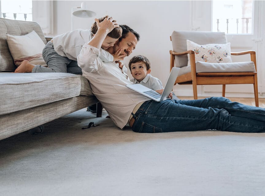 Vater mit Kindern streamt im Wohnzimmer – Glasfaseranschluss in Holzkirchen bringt digitales Familienerlebnis