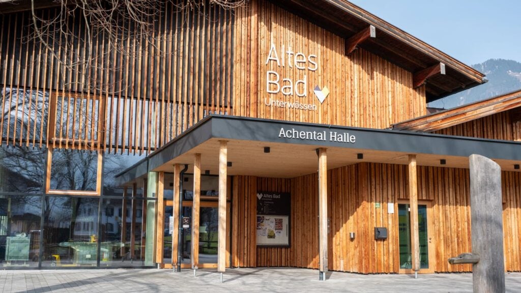 Historisches Bad in Unterwössen – AVACOMM bringt moderne Glasfasertechnologie in traditionelle Orte und ländliche Regionen