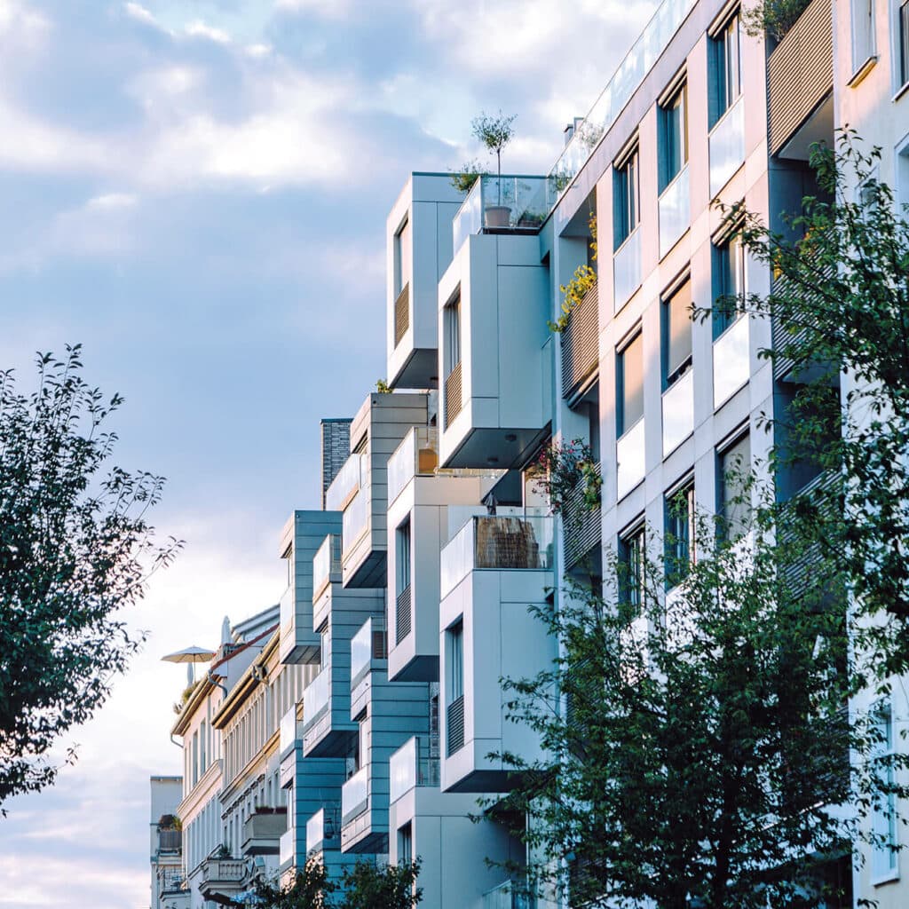 Moderne Wohnanlage mit Balkonen – zukunftssicherer Glasfaserausbau für Immobilien und Wohnprojekte durch AVACOMM