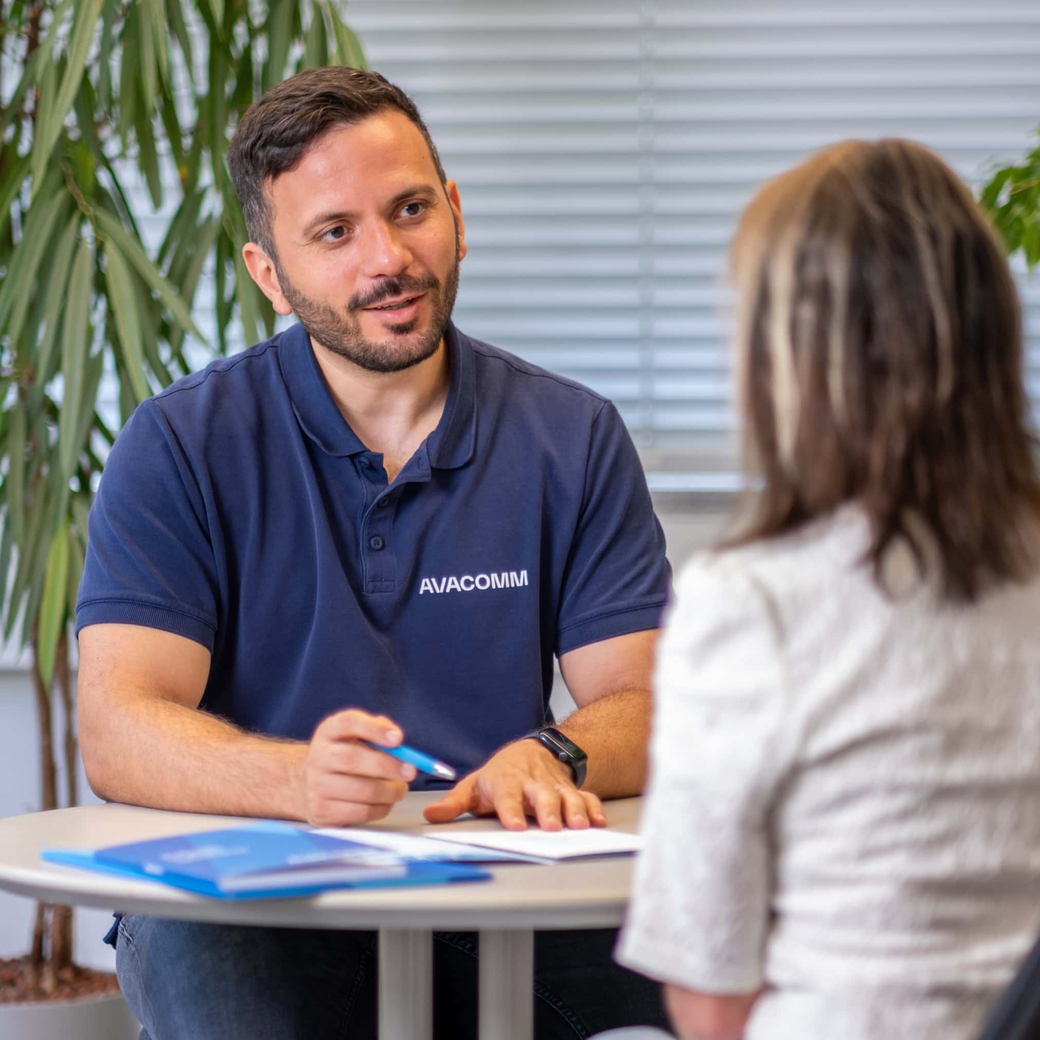 Avacomm Vertriebsmitarbeiter berät in der Glasfaser-Sprechstunde in Grassau