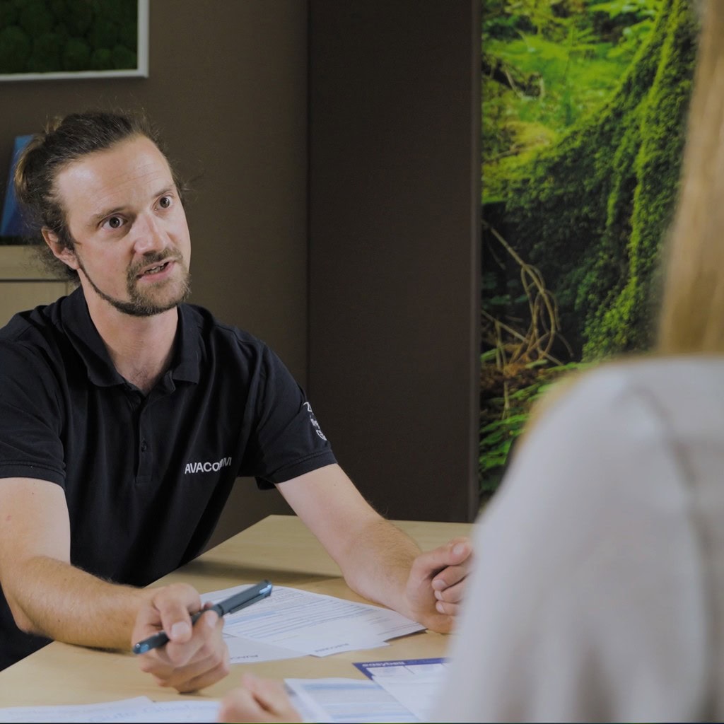 Kundenberater der Avacomm beantwortet die Fragen einer Kundin zum Glasfaser-Hausanschluss