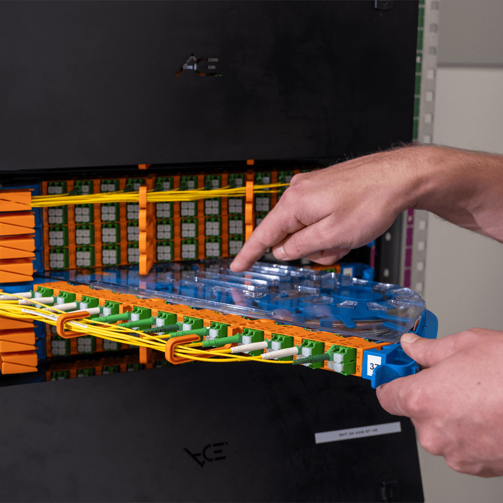 Detailaufnahme der Glasfasertechnik im Point of Presence einem PoP in Holzkirchen