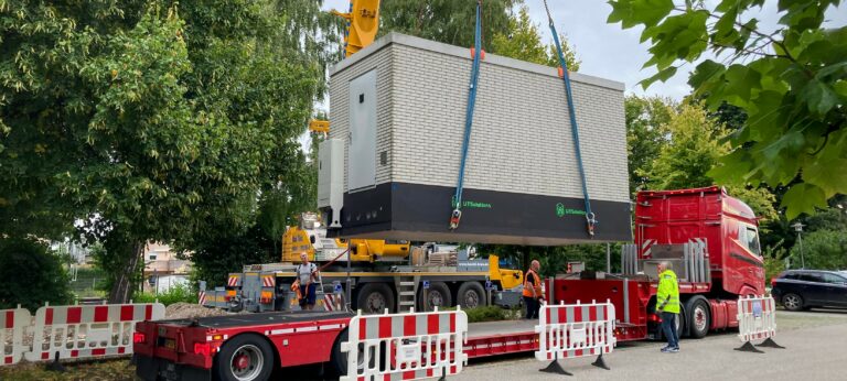 Erste Glasfaser-Verteilstation im Achental aufgestellt