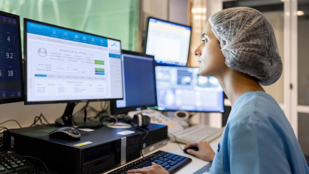 Medizinische Fachangestellte aktualisiert die Patientendaten, die nach höchsten Standards geschützt sind und dank Glasfaser sichere Zugriffe für die Ärzte bieten.